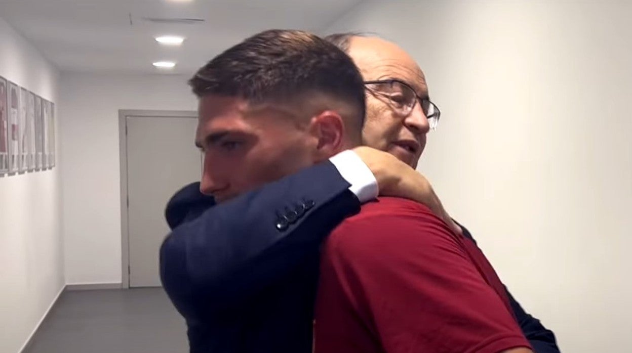 José Castro abraza a José Ángel en las entrañas del RCDE Stadium tras los dos goles del canterano