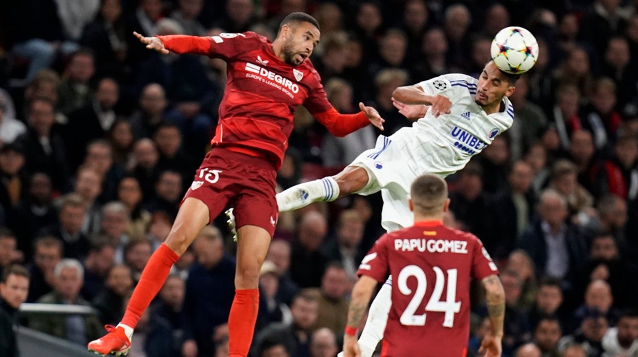 En-Nesyri busca un balón de cabeza en un lance del Copenhague - Sevilla FC