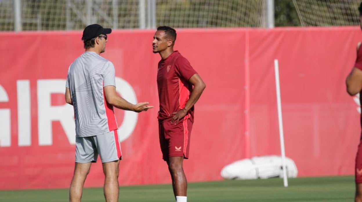 Lopetegui charla con Fernando durante el entrenamiento