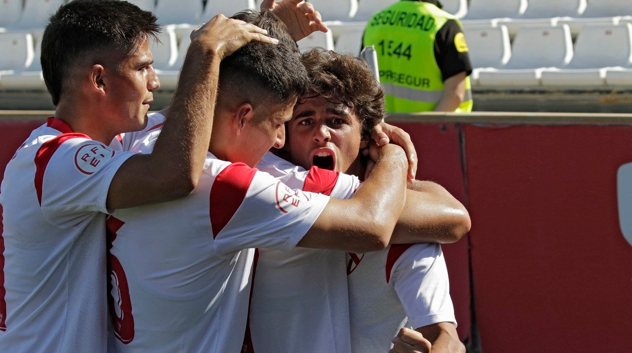 Los jugadores del Sevilla Atlético celebran un gol de Carlos Álvarez