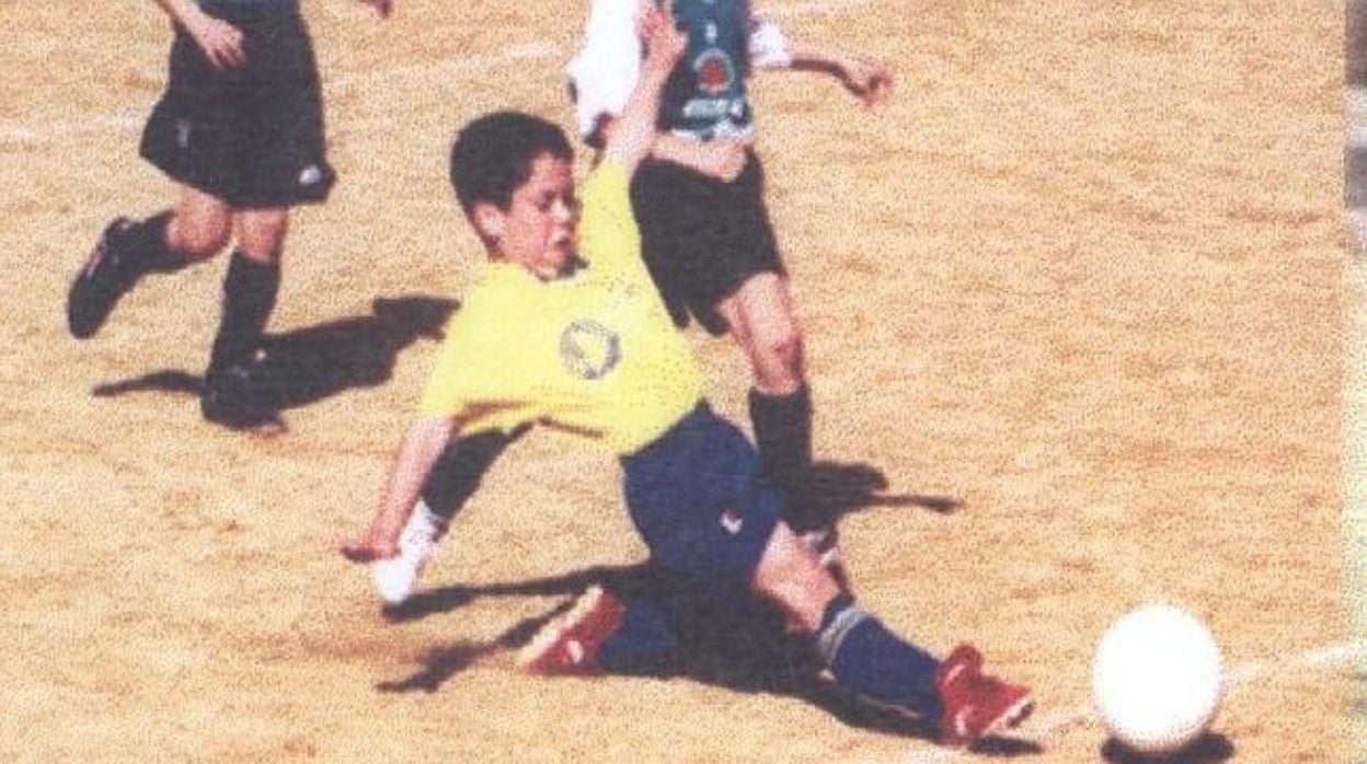 Francisco Alarcón 'Isco', durante un encuentro con apenas seis años en la Escuela de fútbol de Arroyo de La Miel