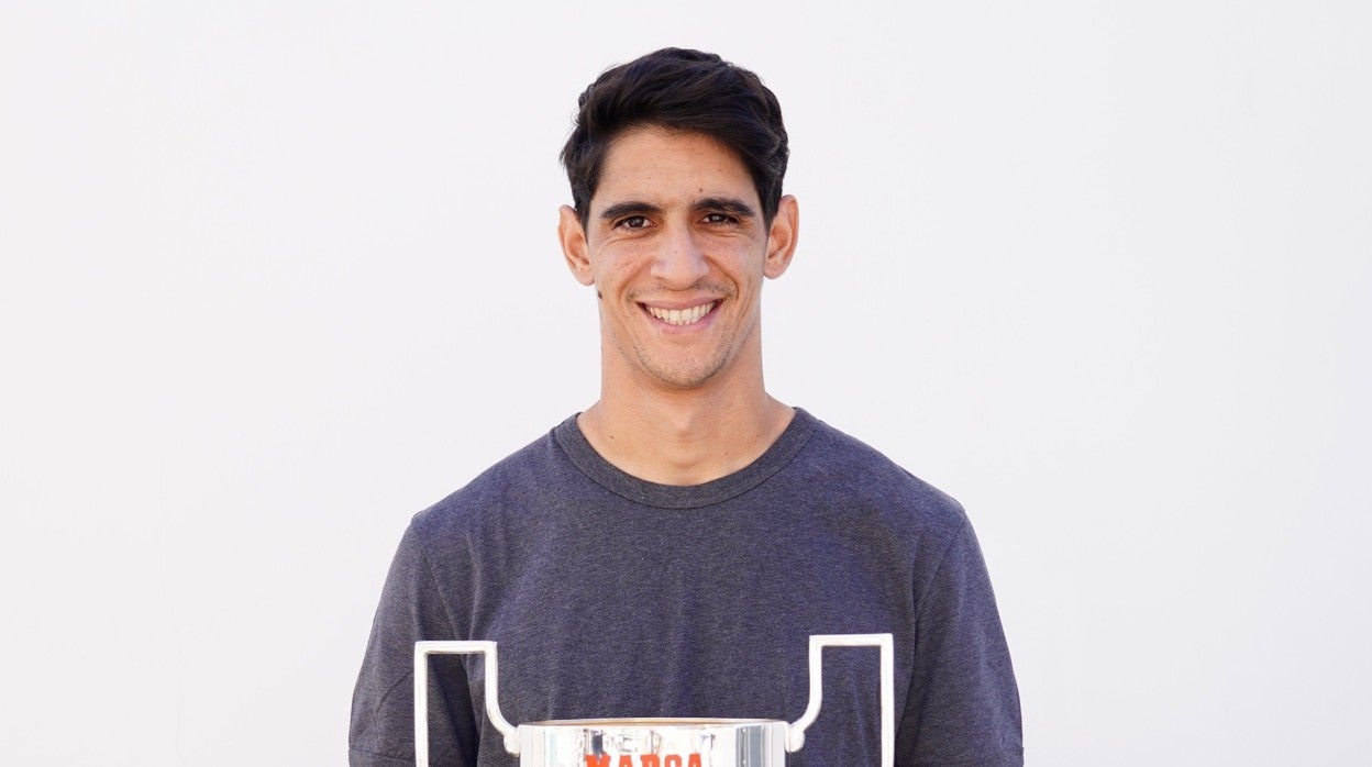 Bono posa con el premio recibido