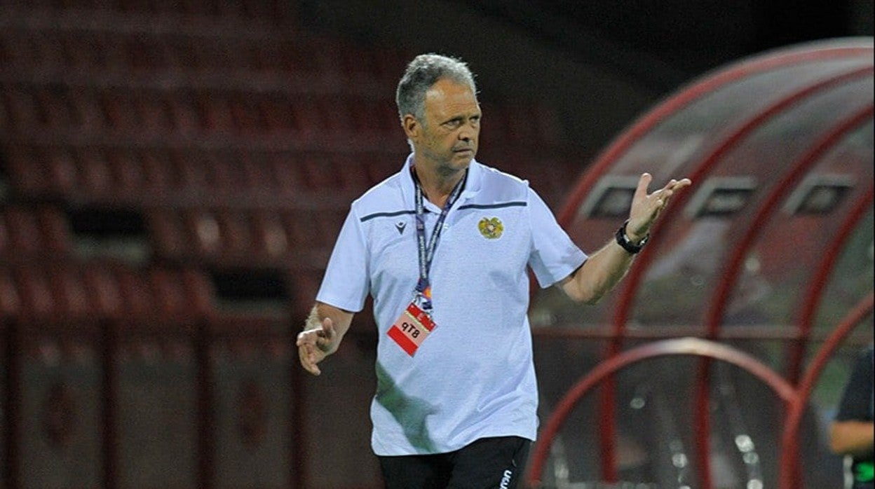 Joaquín Caparrós, dirigiendo un partido de la selección de Armenia