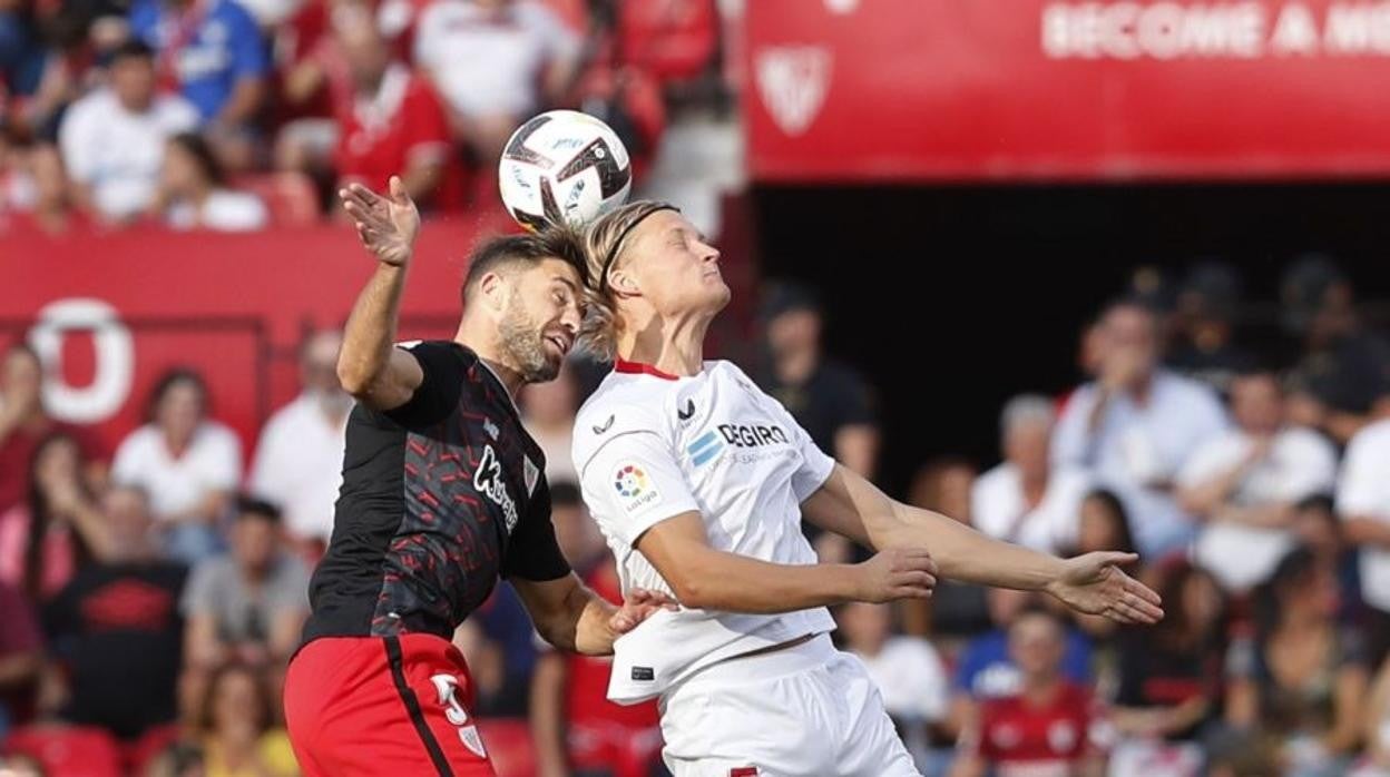 Dolberg salta con Yeray en la pugna de un balón aéreo
