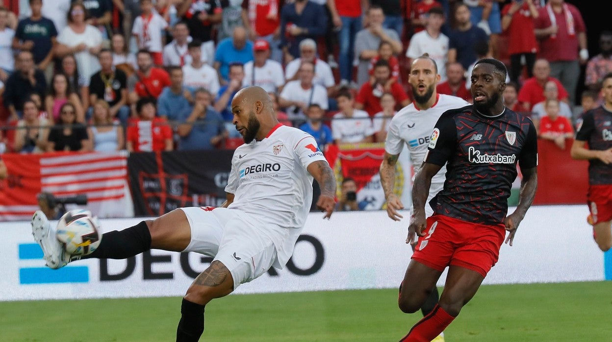 Marcao despeja un balón en presencia de Iñaki Williams en el Sevilla - Athletic de LaLiga