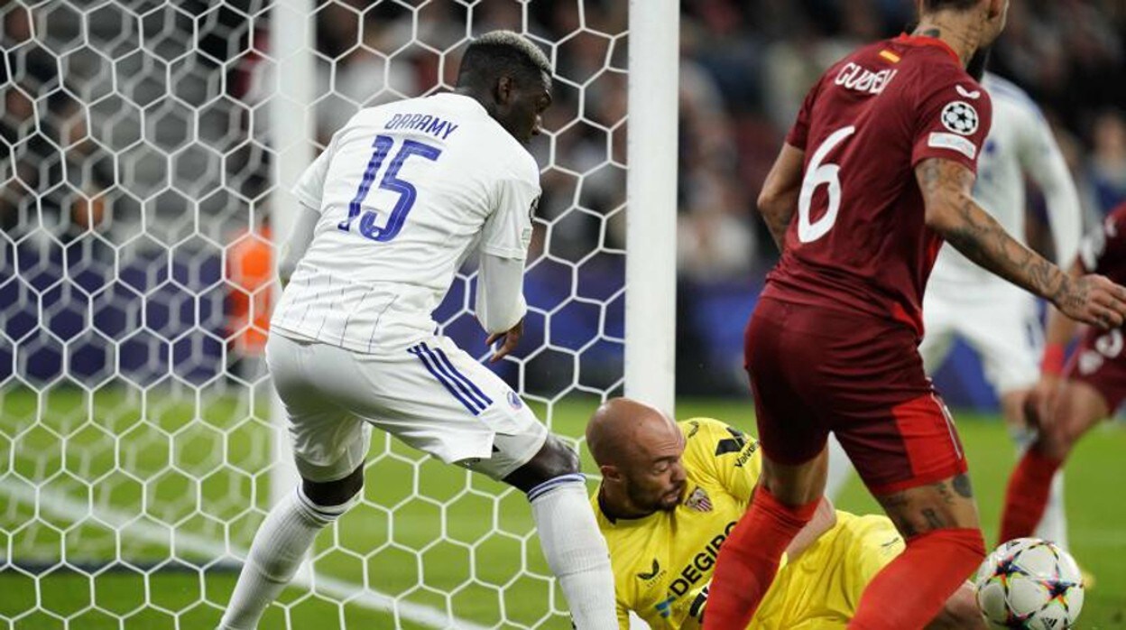 Marko Dmitrovic salva una acción en el Copenhague - Sevilla FC de la fase de grupos de la Champions League