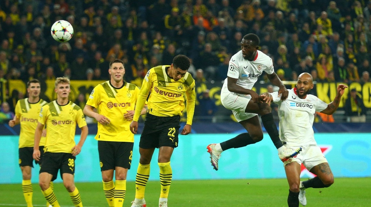 Nianzou remata de cabeza para anotar el gol del Sevilla ante el Dortmund