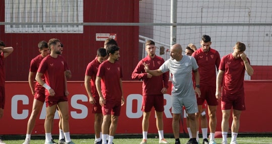 Varios futbolistas del Sevilla FC, durante un entrenamiento