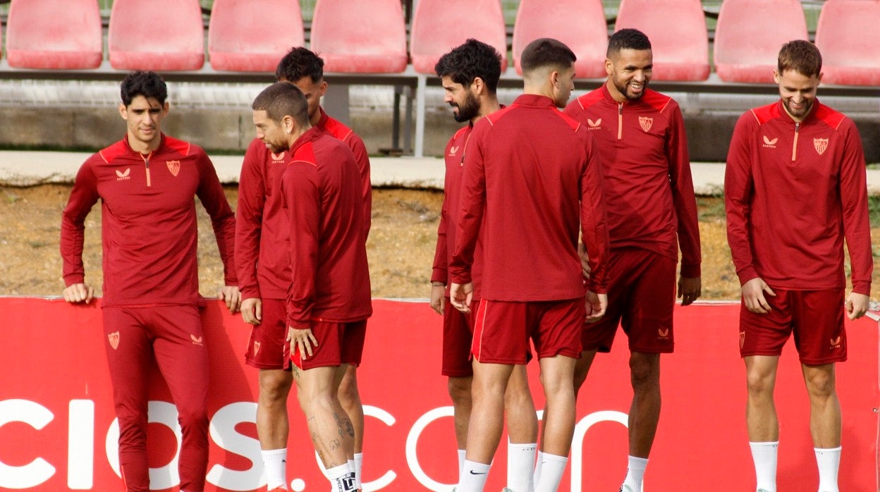 Los jugadores del Sevilla durante el entrenamiento de este lunes