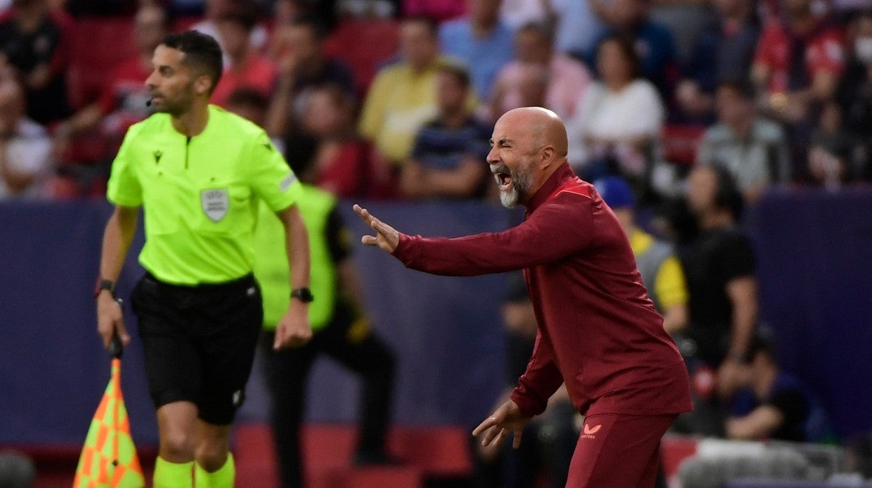 Jorge Sampaoli da instrucciones a sus jugadores durante el Sevilla FC - Copenhague de la Liga de Campeones