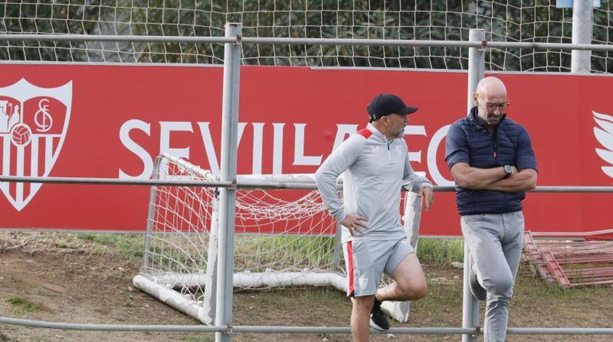 Sampaoli y Monchi charlan durante un entrenamiento del primer equipo