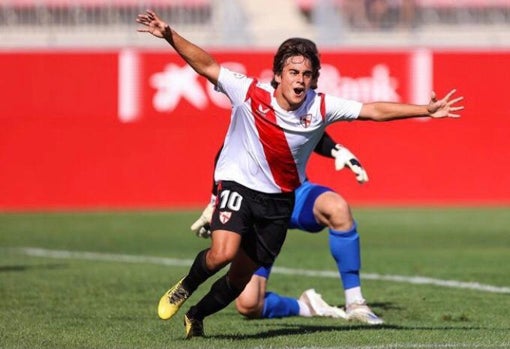 Carlos Álvarez celebra un gol con el filial esta temporada