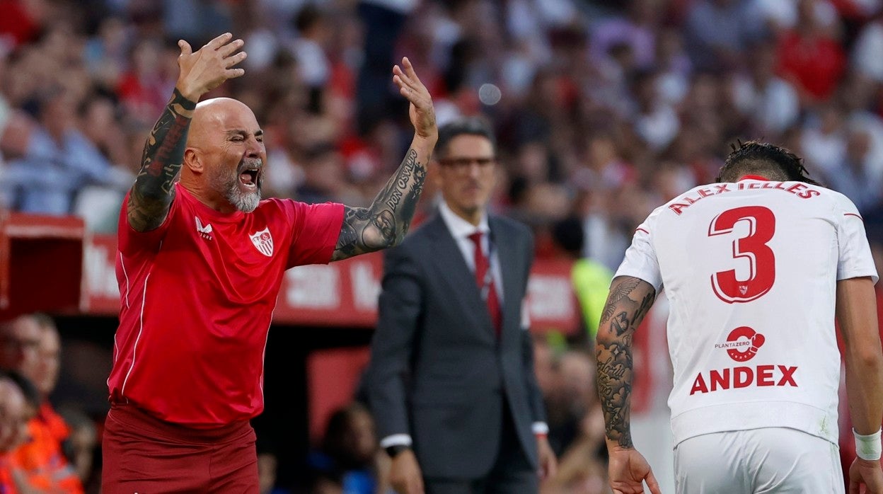 Jorge Sampaoli trata de arengar a sus jugadores durante el Sevilla FC - Rayo Vallecano de LaLiga