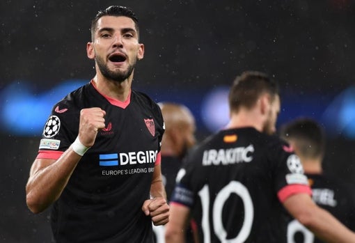 Rafa Mir celebra su gol en el Etihad Stadium