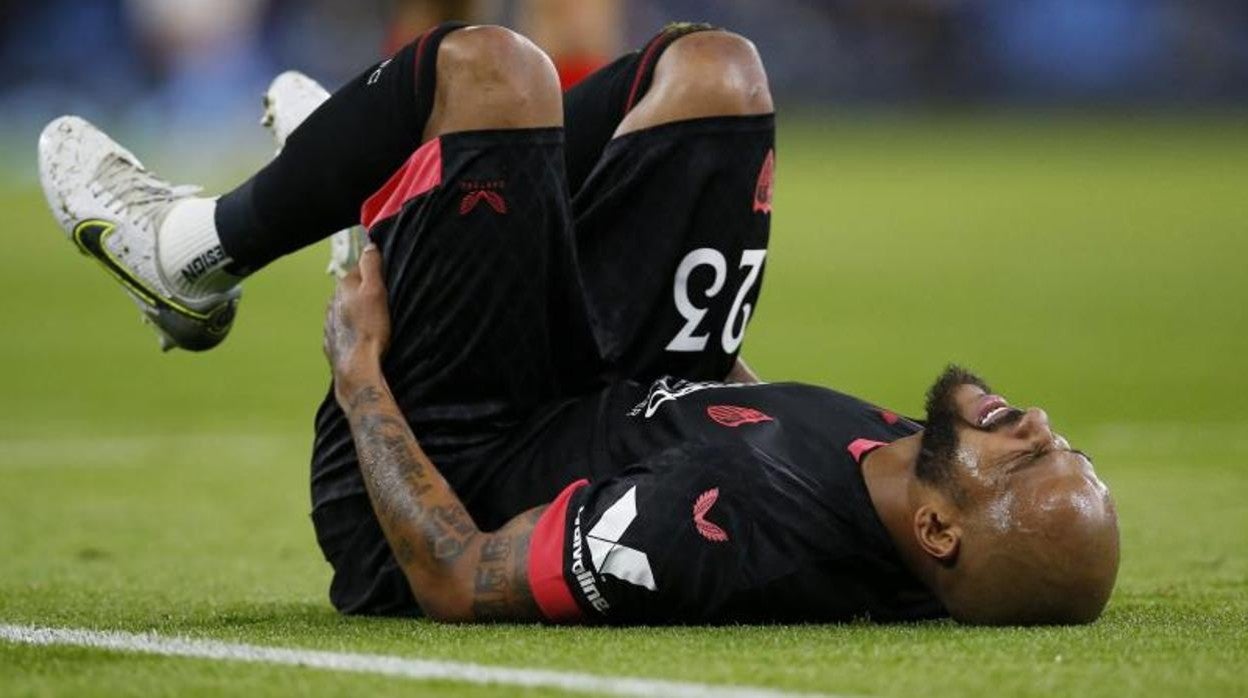 Marcao se duele en el césped del Etihad antes de pedir el cambio en la primera mitad