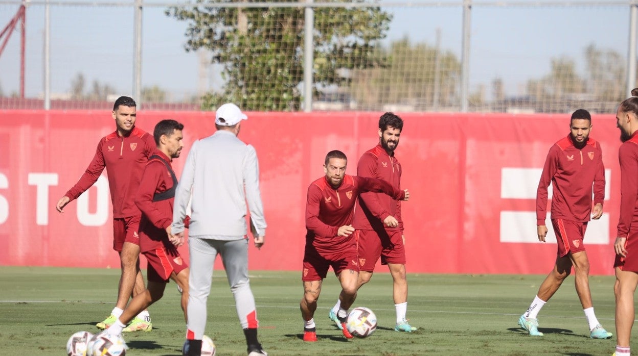 Rekik, Navas, Papu Gómez, el sancionado Isco, En-Nesyri y Gudelj, en el último entrenamiento del Sevilla previo al derbi en el Villamarín