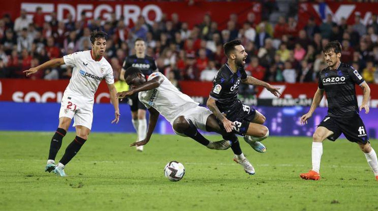 Nianzou realiza una dura entrada a Brais Méndez que supuso la roja al sevillista