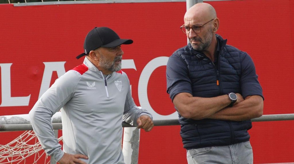 Jorge Sampaoli y Monchi departen durante un entrenamiento del Sevilla FC