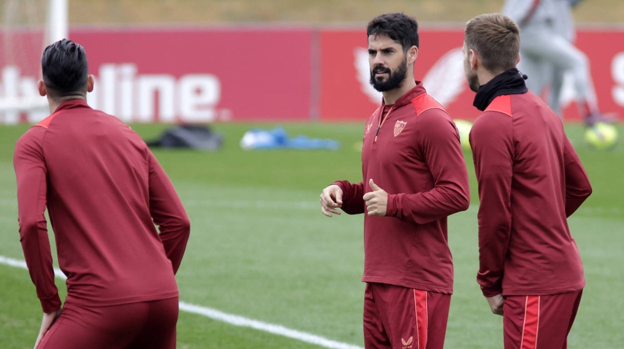 Isco, hablando con Rakitic y Rafa Mir en un entrenamiento reciente
