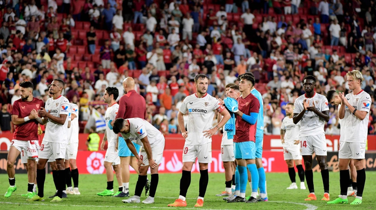Los jugadores del Sevilla FC piden disculpas a los aficionados tras la derrota por 0-3 ante el Barcelona en LaLiga