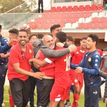 Xavier se abraza a varios jugadores