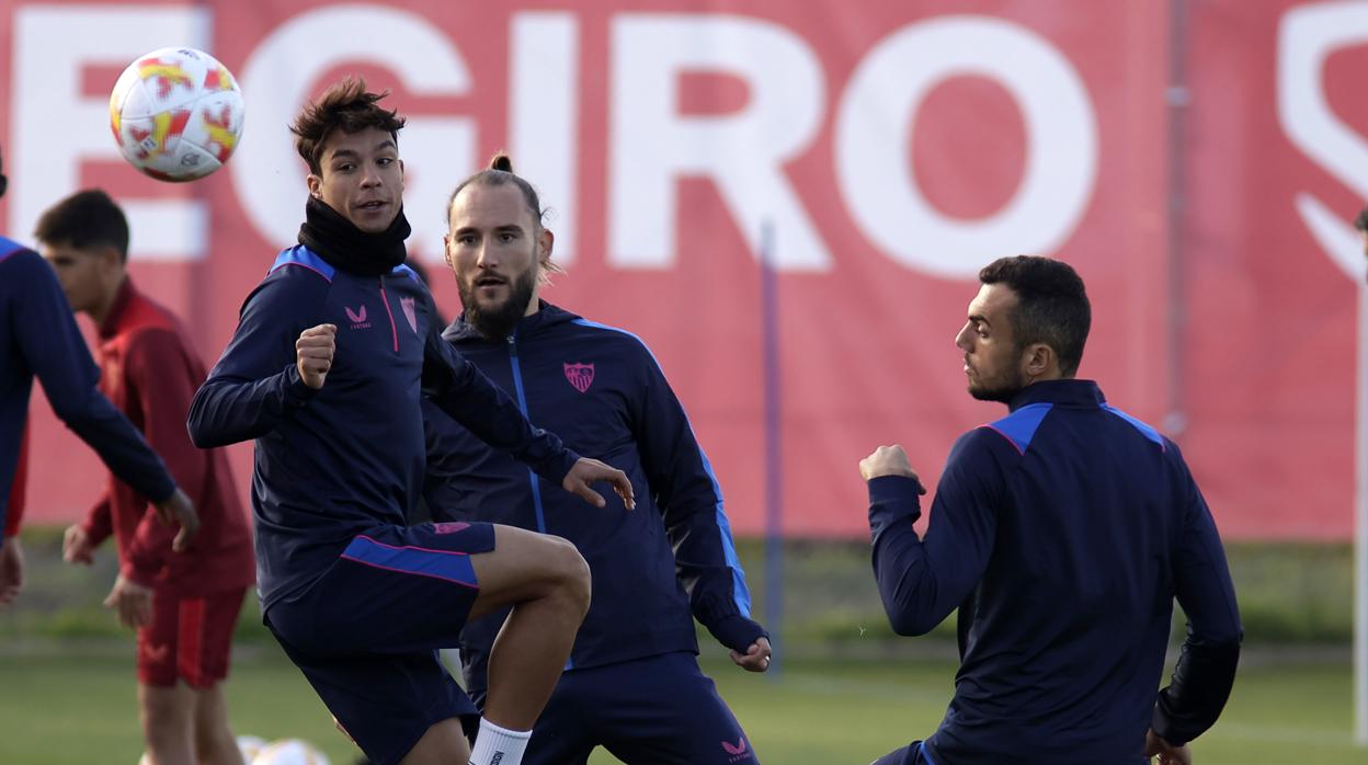 Óliver Torres, Gudelj y Jordán, en el entrenamiento del Sevilla FC de ayer