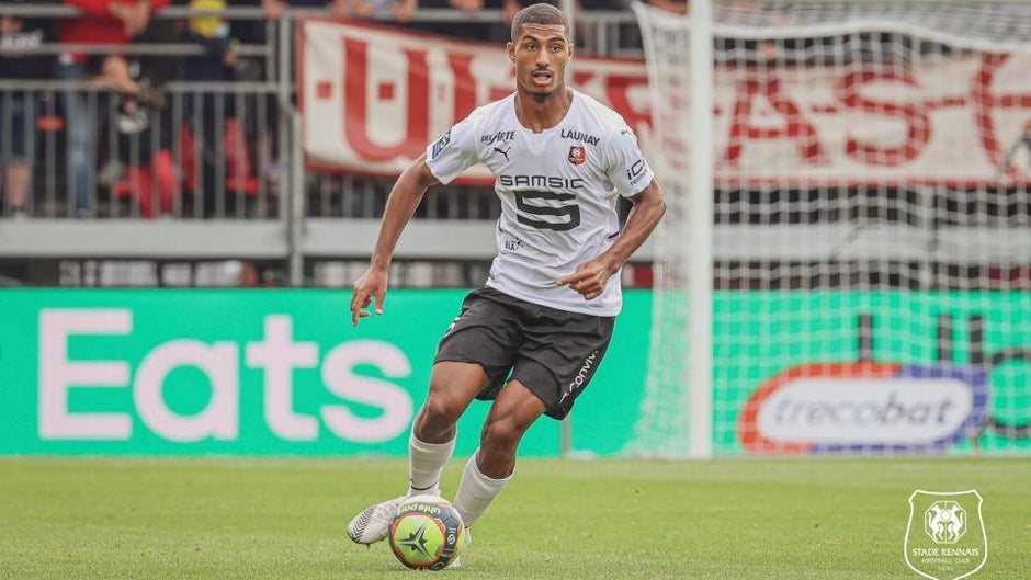 Así juega Loïc Badé, anticipación y duelos aéreos