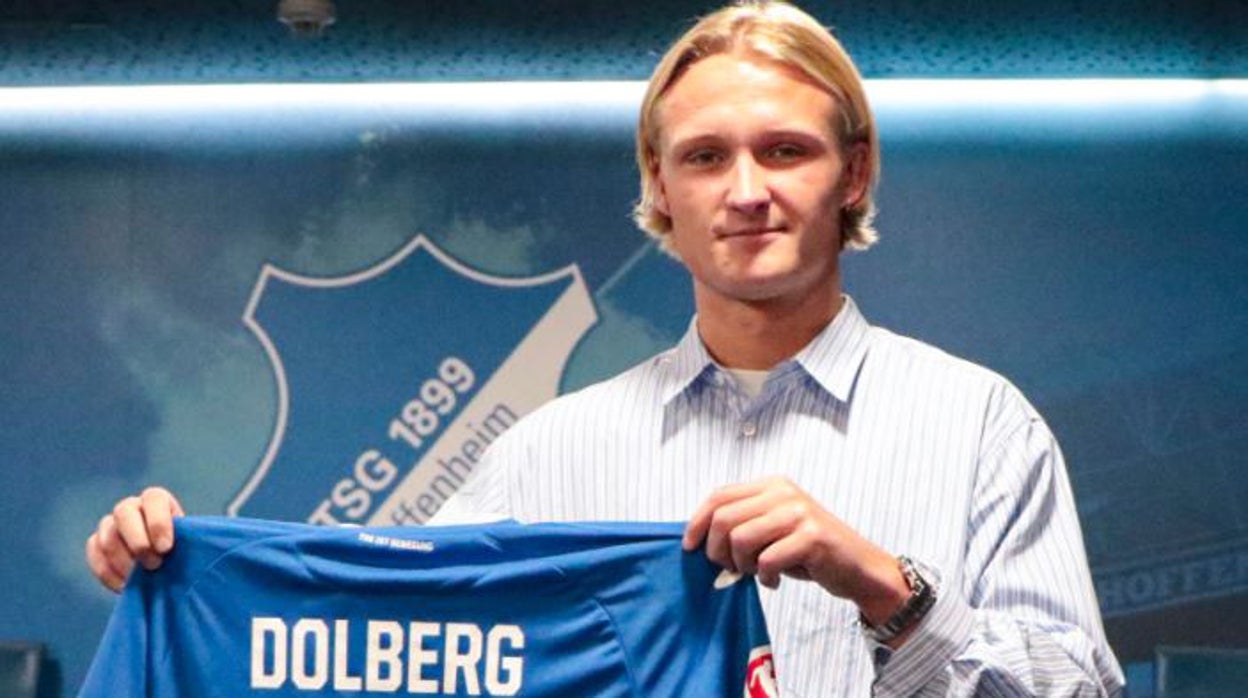 Dolberg posa con su nueva camiseta del Hoffenheim alemán