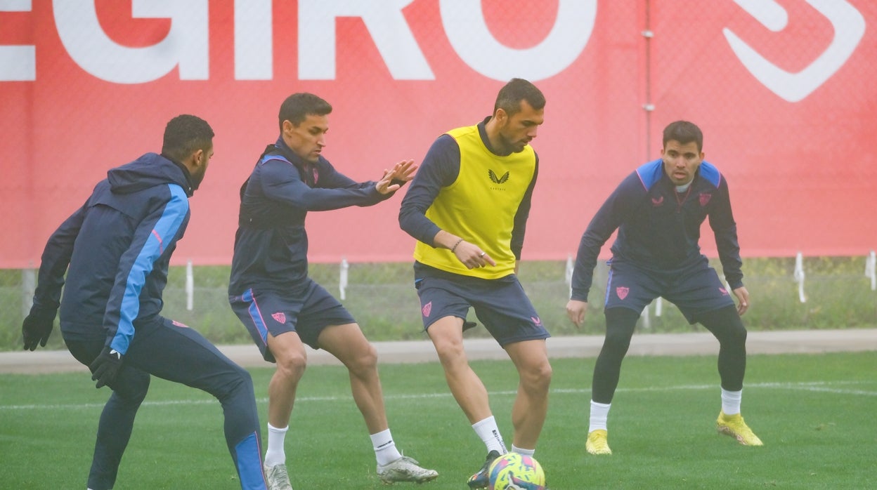 En-Nesyri, Navas, Jordán y Acuña, en el entrenamiento de ayer del Sevilla FC