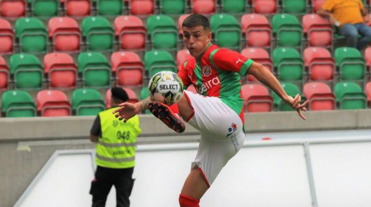 Zarzana controla un balón en un partido en Portugal