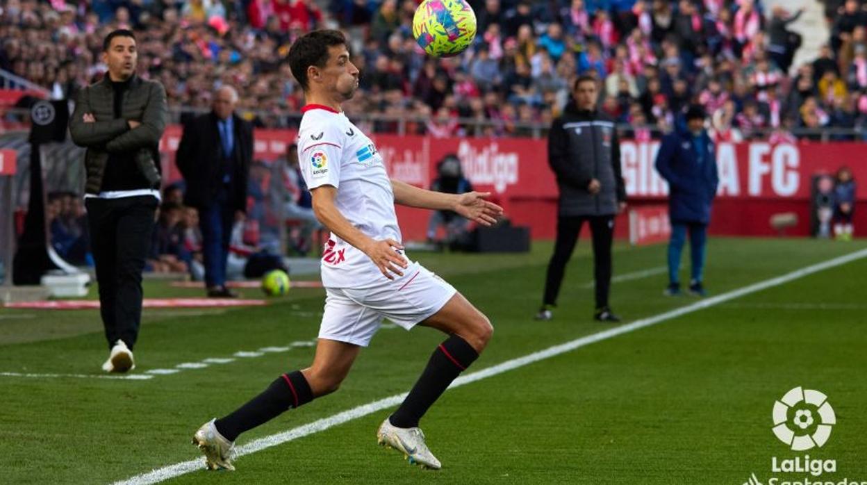 Acuña durante un lance del partido