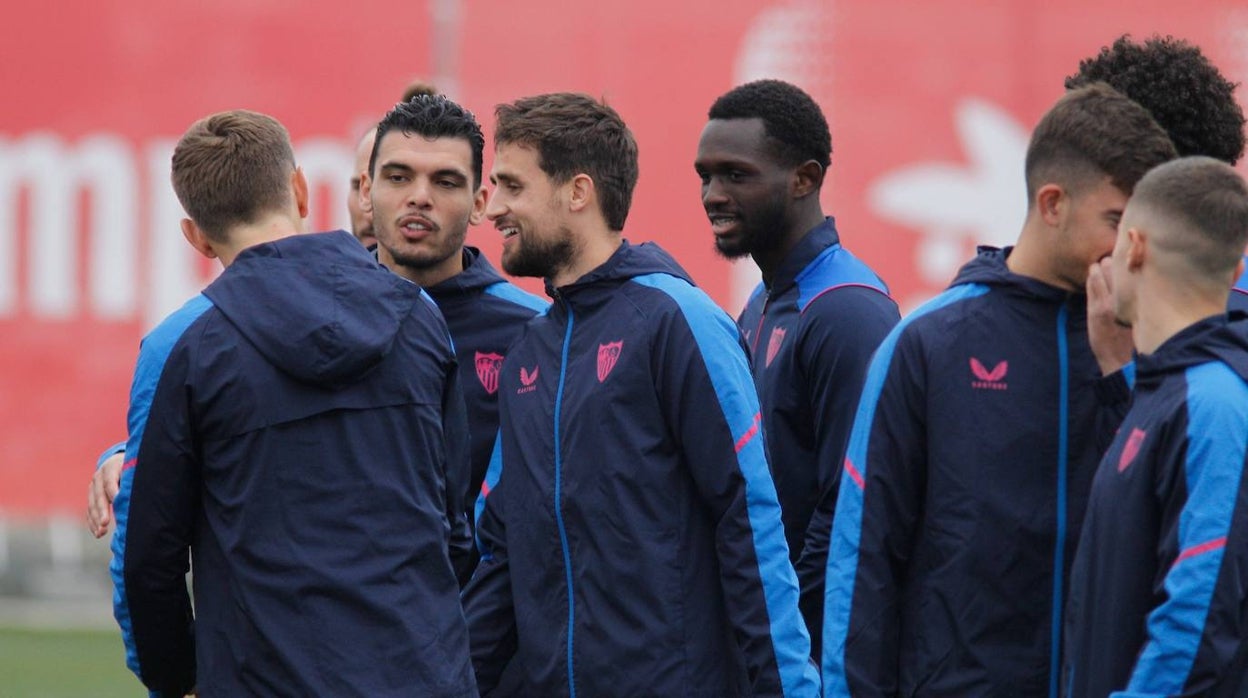 Januzaj junto a Rekik y Rakitic en el entrenamiento de este lunes