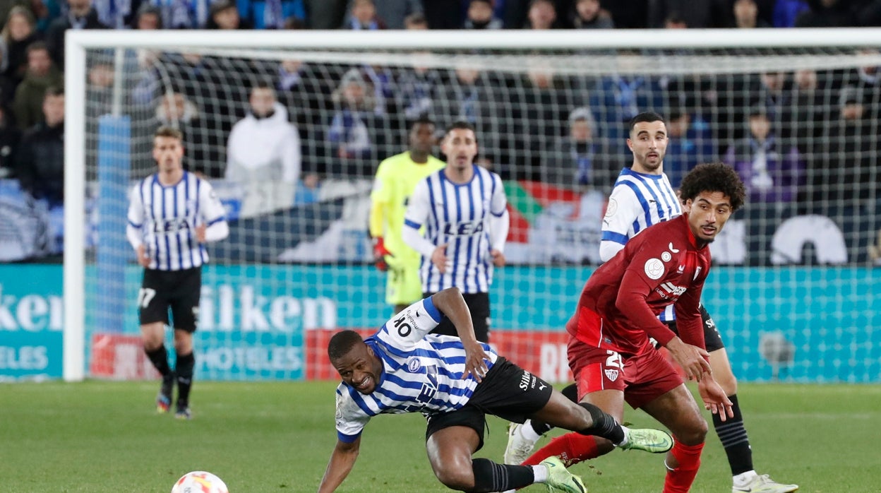 Badé (d) pugna un balón con Sylla enel Alavés - Sevilla de la Copa