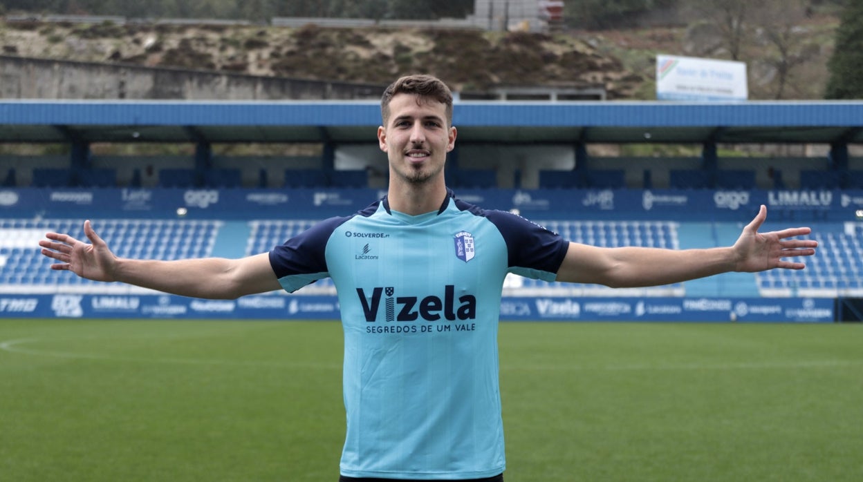 Pedro Ortiz abre los brazos en el estadio del Vizela luso