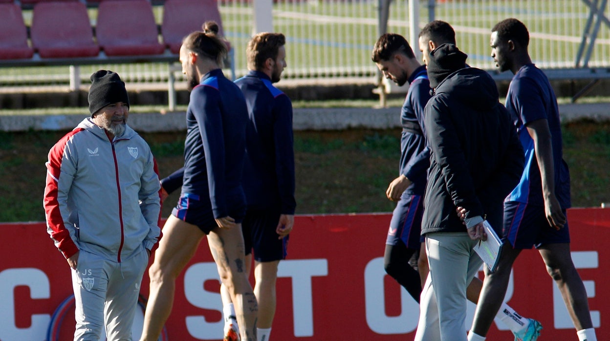Jorge Sampaoli (i), en un entrenamiento del Sevilla FC
