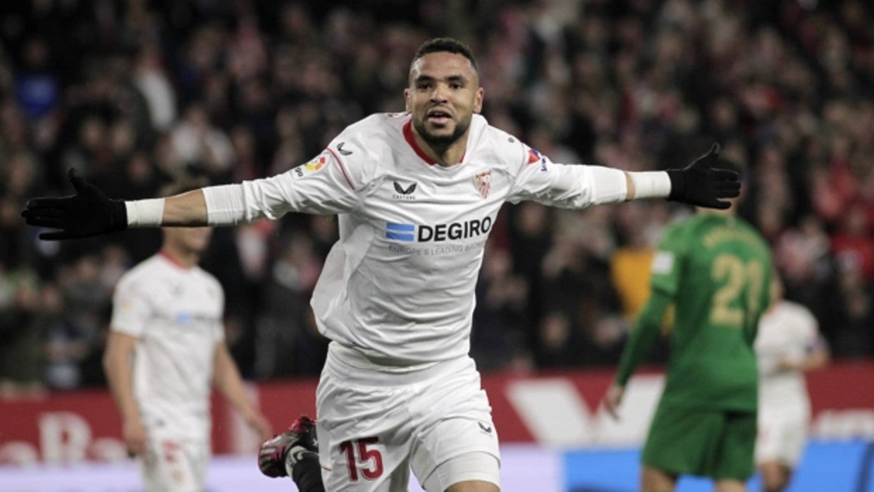 En-Nesyri bate sus brazos para celebrar un gol este sábado ante el Elche