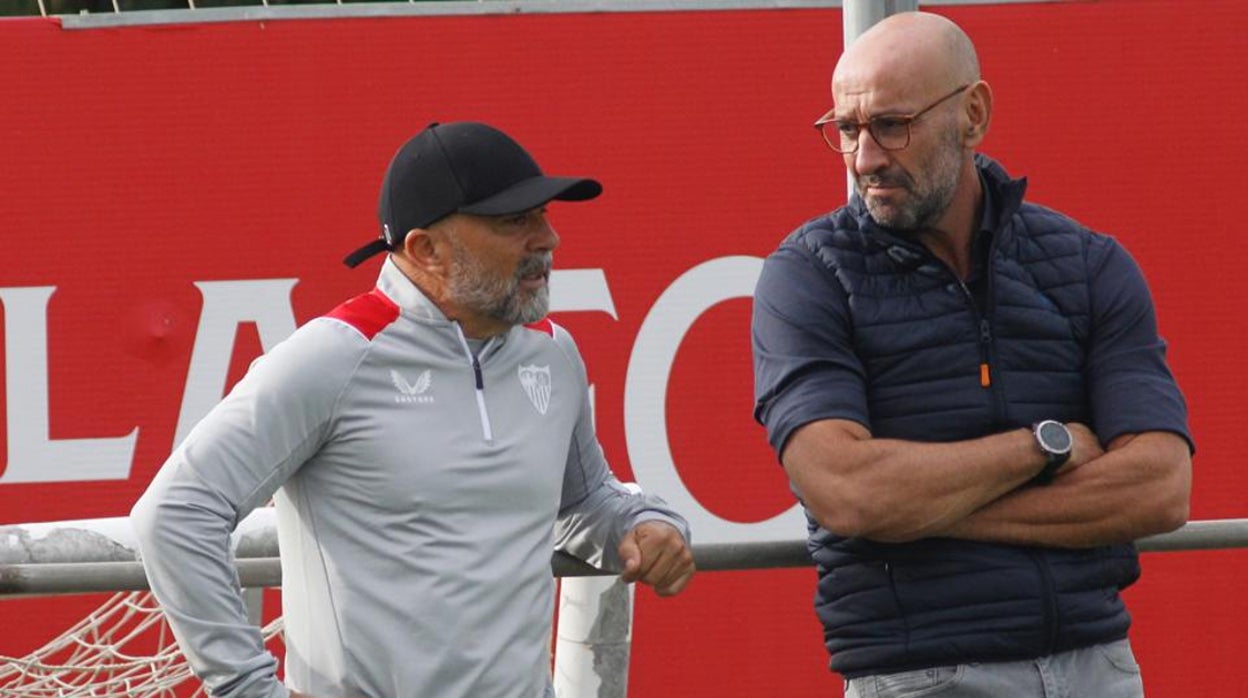 Sampaoli y Monchi dialogan en un entrenamiento del Sevilla