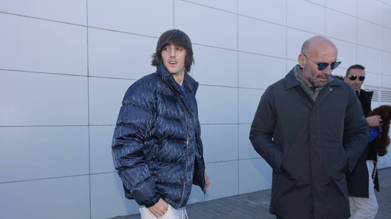 Bryan Gil con Monche a su llegada al aeropuerto de Sevilla