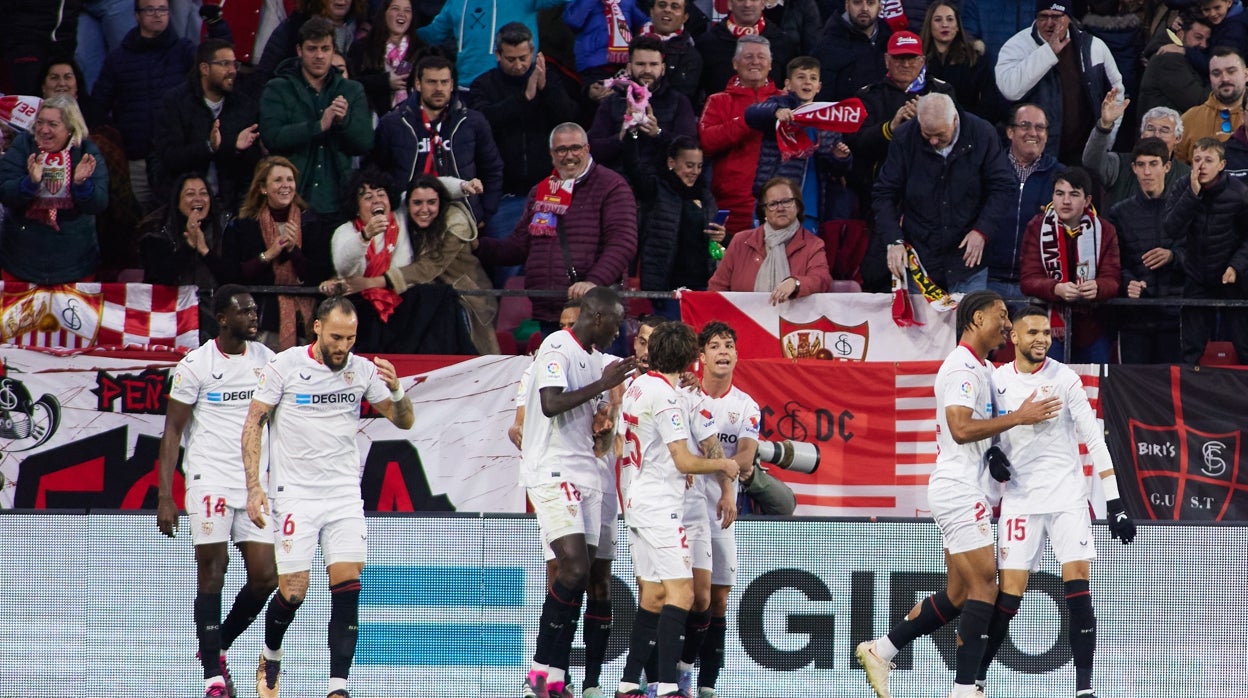 Los jugadores del Sevilla celebran el gol de En-Nesyri al Mallorca