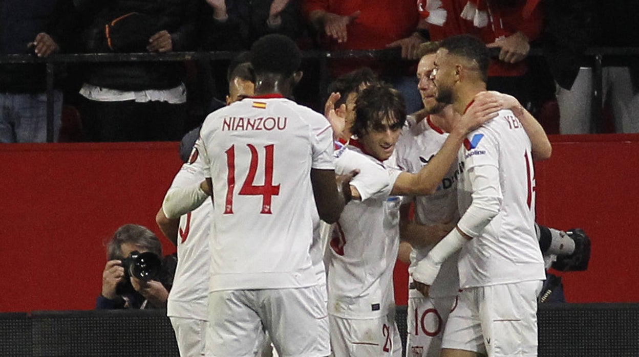 Celebración de uno de los tantos del Sevilla en el choque ante el PSV