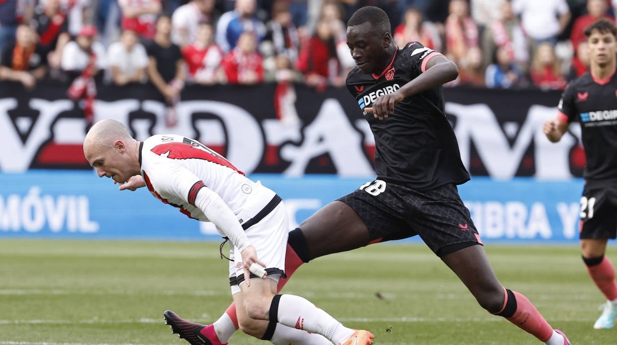 Pape Gueye presiona a Isi durante el Rayo - Sevilla de LaLiga