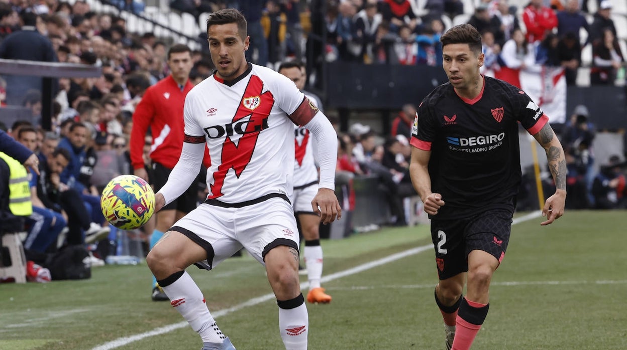 Montiel se aproxima a Trejo para disputarle el balón