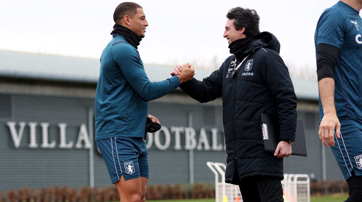 Diego Carlos saluda a su técnico en el Aston Villa Unai Emery