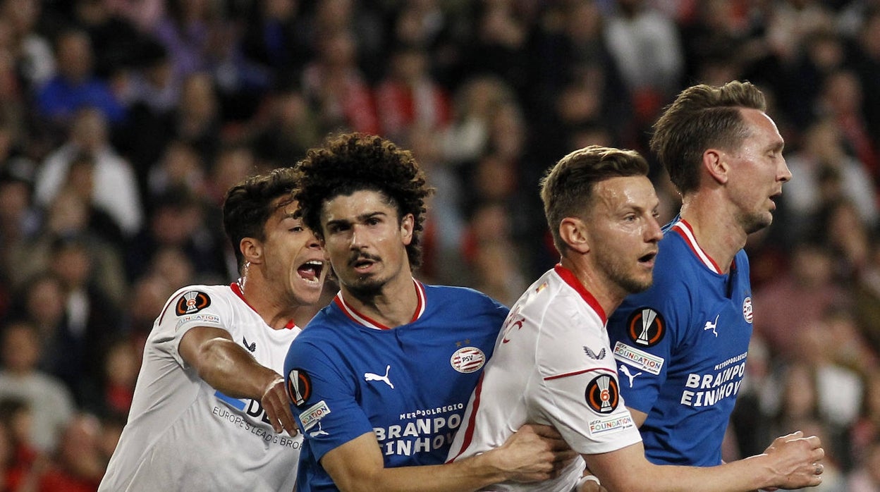 Un lance del Sevilla -PSV jugado en el Sánchez-Pizjuán