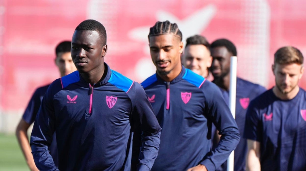 Gueye y Badé, en el entrenamiento del Sevilla de este martes