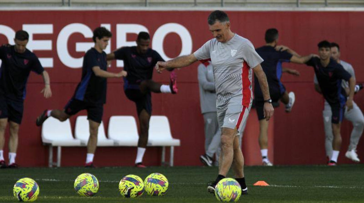 Mendilibar, durante un entrenamiento del Sevilla