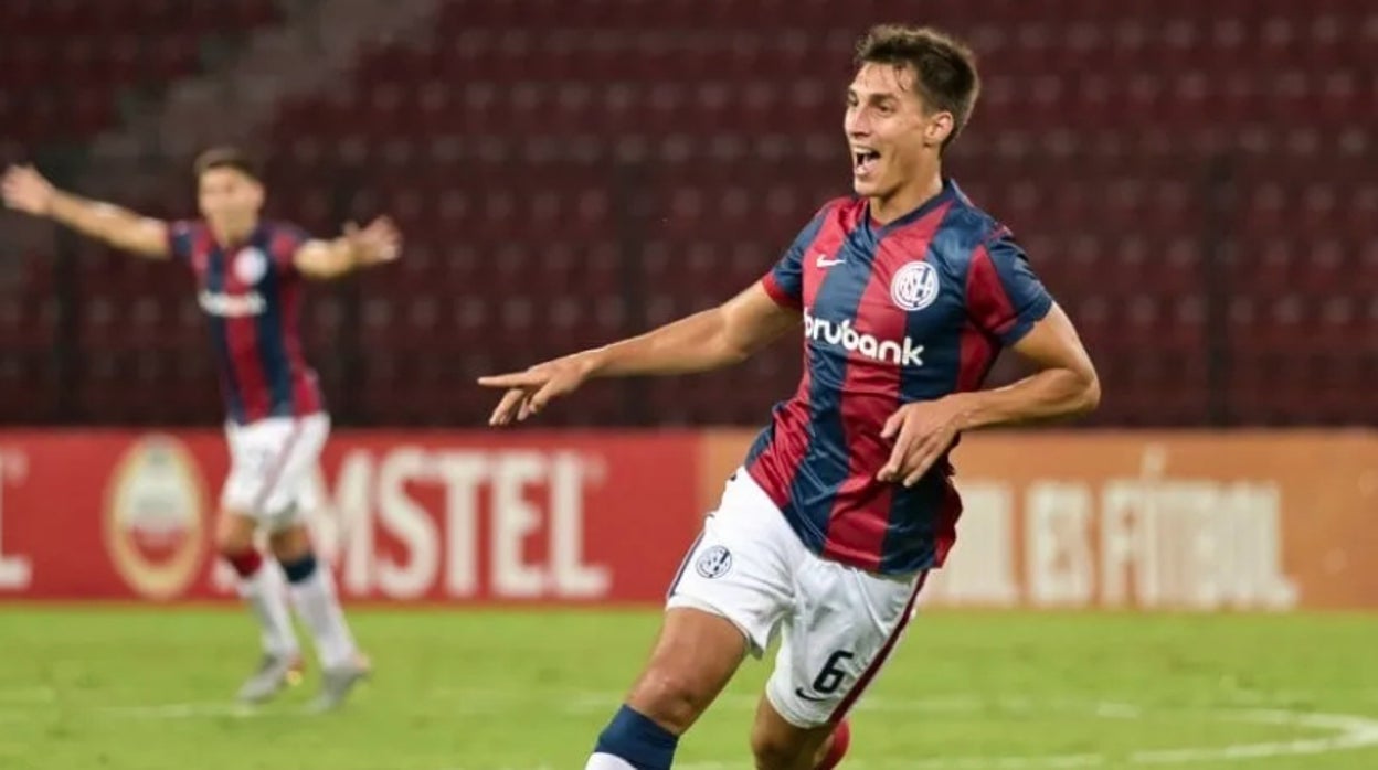 Federico Gattoni celebra un gol con San Lorenzo de Almagro