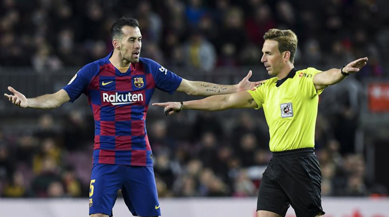 Pizarro Gómez toma una decisión ante la protesta del barcelonista Busquets