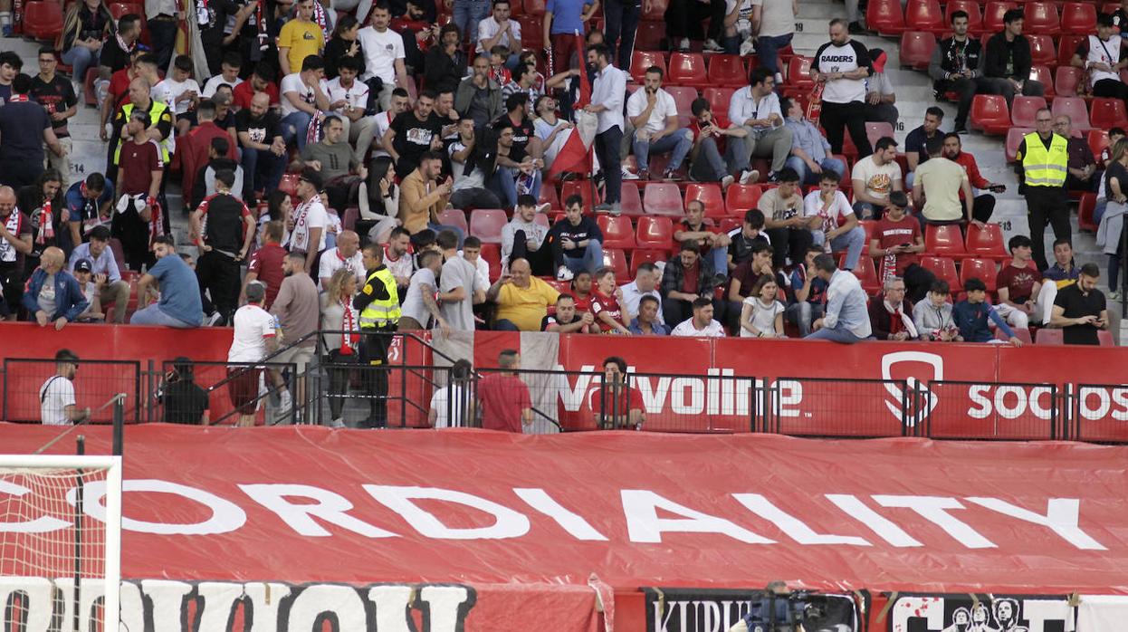 La lona con la palabra 'Cordiality' desplegada en uno de los sectores de la grada baja de Gol Norte durante el Sevilla - Celta
