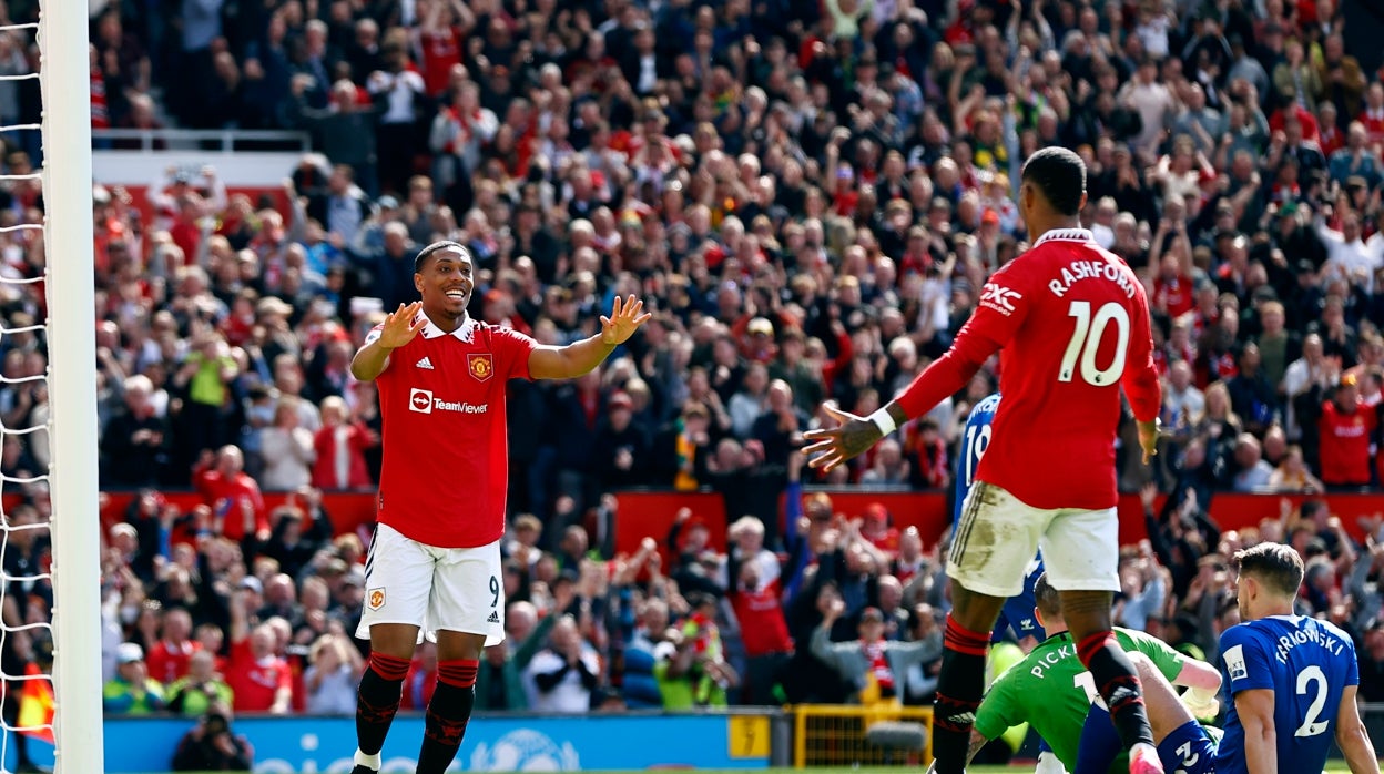 Anthony Martial celebra su gol al Everton con Rashford